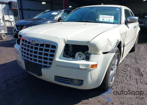 2010 Chrysler 300 Touring/Signature Series from USA, damaged, VIN 2C3CK5CV1AH331389